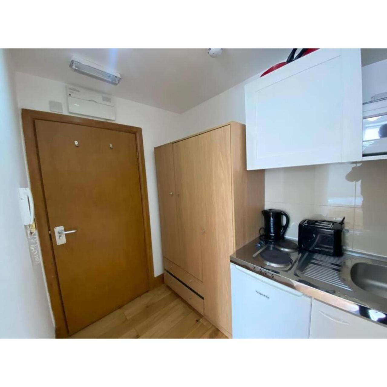 F407-4th Flr For 2 Near Hyde Park Апартаменты